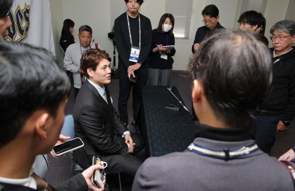 　契約更改を終え、会見する九里（撮影・坂部計介）