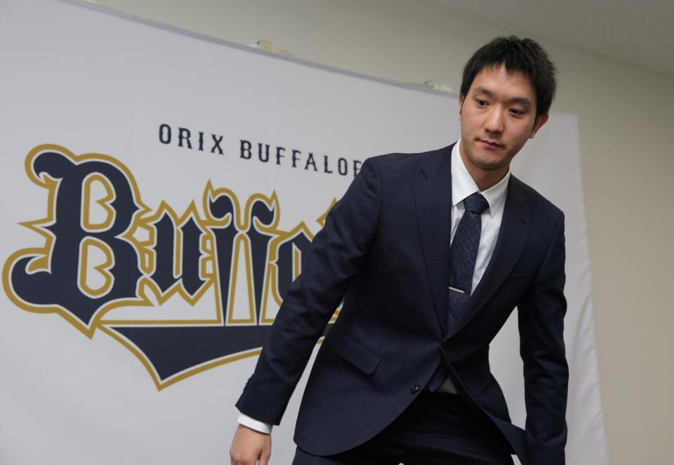 　会見を終え、席を立つ田嶋（撮影・坂部計介）