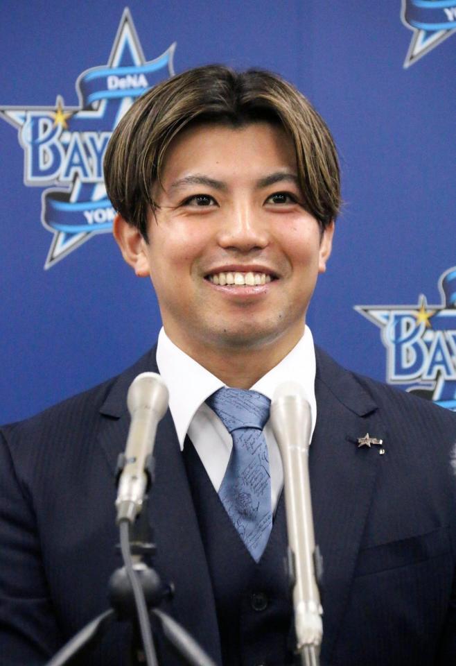 　契約更改交渉を終え、記者会見する東