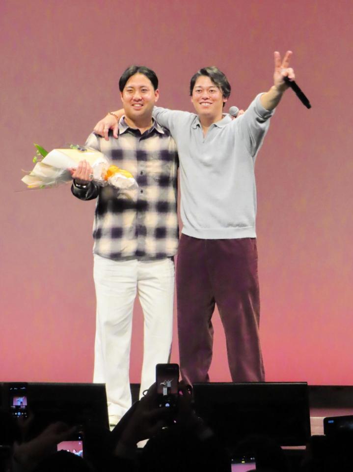 　トークショーで今季限りの引退を決断した今村（左）に花束を贈った高梨