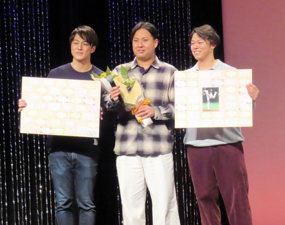 　トークショーで今季限りの引退を決断した今村（中央）に花束を贈った高梨（右）