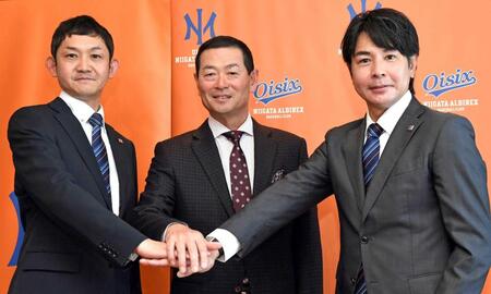 　池田社長（左）、武田監督（右）と手を合わせる桑田真澄新ＣＢＯ