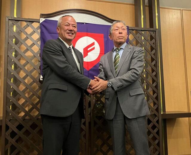 　意見交換を行った小倉前監督（右）と岡田新監督