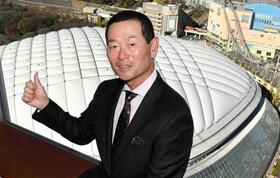 　笑顔を見せるオイシックス新潟・桑田新ＣＢＯ（撮影・佐藤厚）