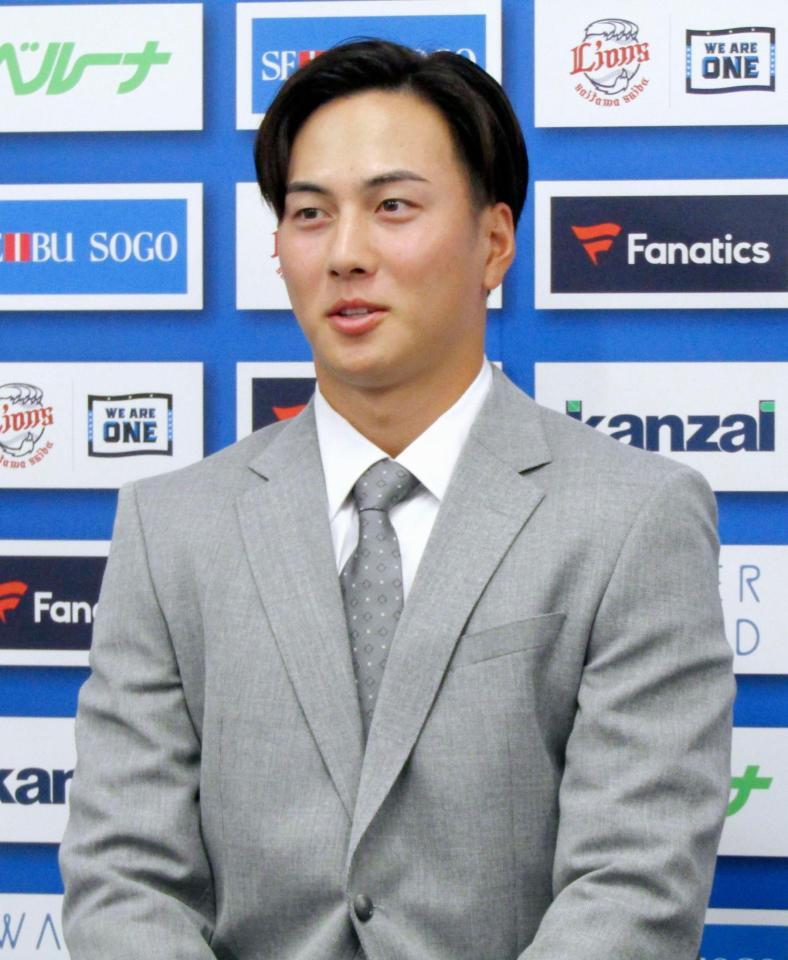 　契約更改交渉を終え記者会見する長谷川