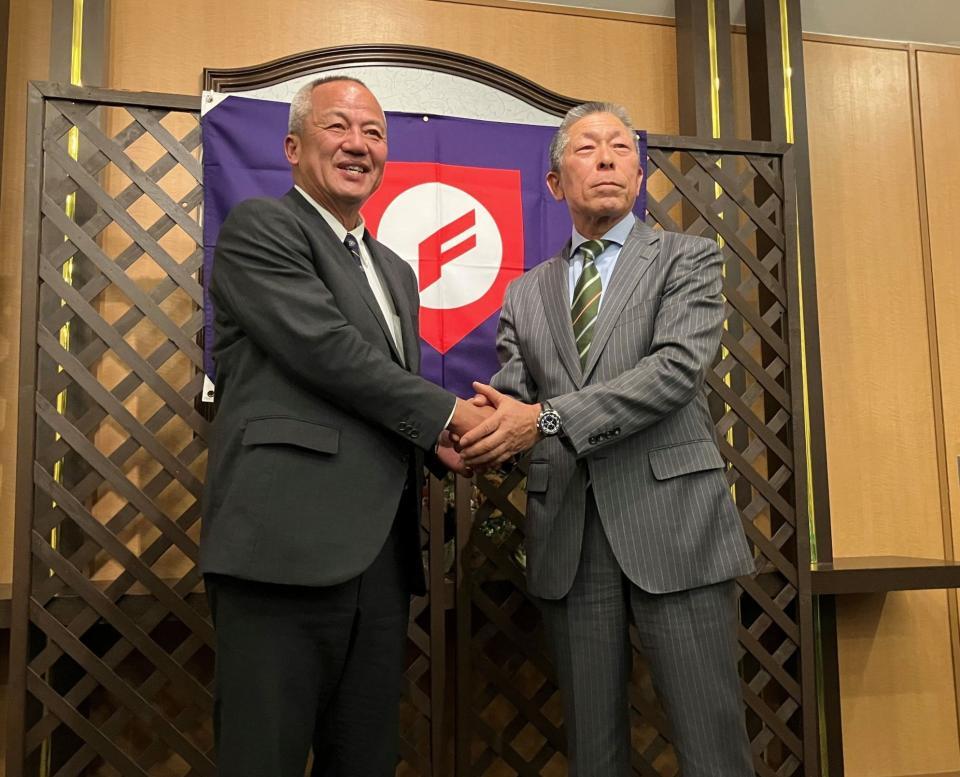 　意見交換を行った小倉前監督（右）と岡田新監督