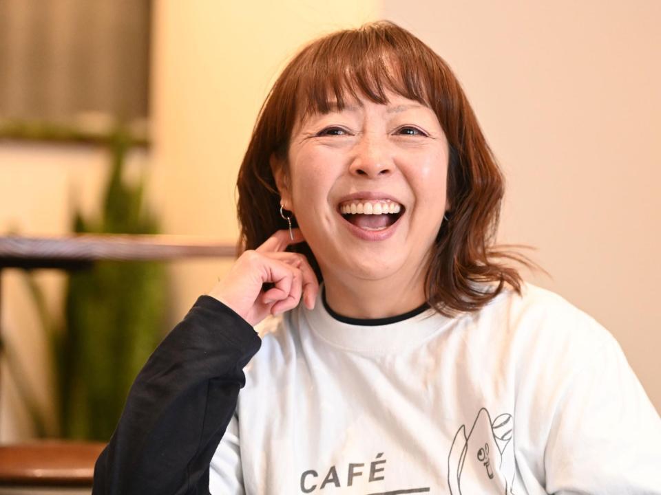 　笑顔でインタビューに答える谷保恵美さん＝千葉・市川市行徳駅前のカフェ２ｌｉｐａｎ（撮影・開出牧）