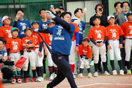 　ホームラン対決で豪快なスイングを見せる根尾