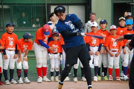 　ホームラン対決で鋭いスイングを見せる藤浪