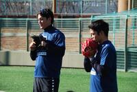 　野球教室に参加した藤浪（左）と根尾