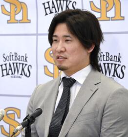 　契約更改し、記者会見する杉山