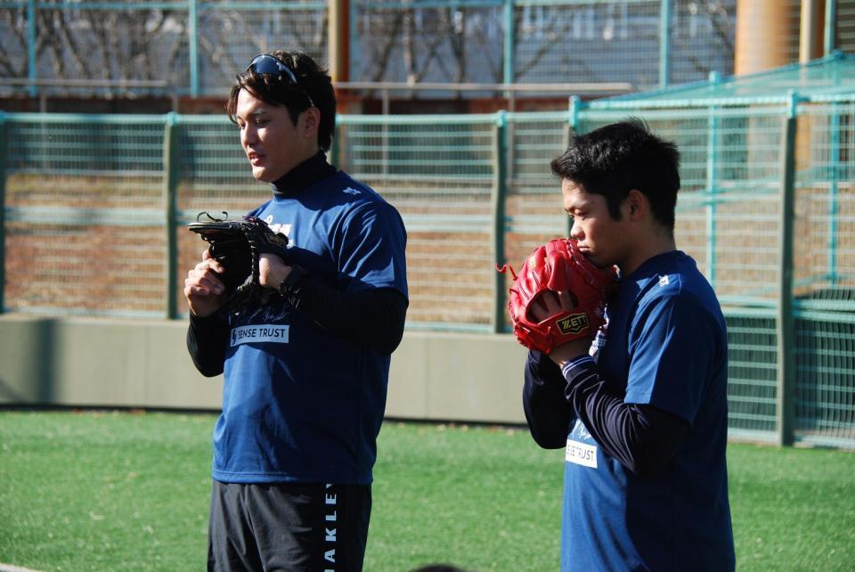 　野球教室に参加した藤浪（左）と根尾