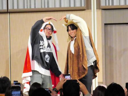 　トークショーでサンタとトナカイのコスプレでファンのフォトセッションに臨んだ大勢（左）と中山