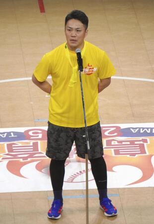 　ファン交流イベントに参加し、あいさつする楽天・則本