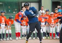 　ホームラン対決で鋭いスイングを見せる藤浪（撮影・北村孝紀）