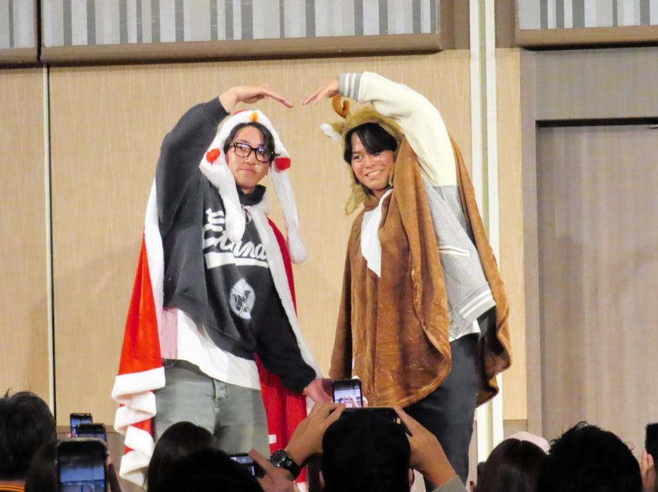 　トークショーでサンタとトナカイのコスプレでファンのフォトセッションに臨んだ大勢（左）と中山