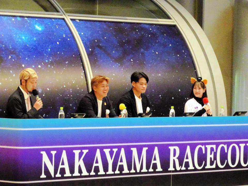 　中山競馬場でトークショーを行ったロッテの鈴木（中左）と中森（同右）