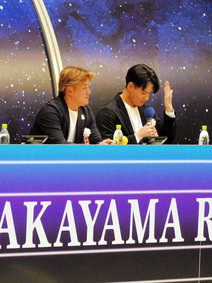 　中山競馬場でトークショーを行い、照れながらファンに結婚指輪を披露した中森（右）と鈴木