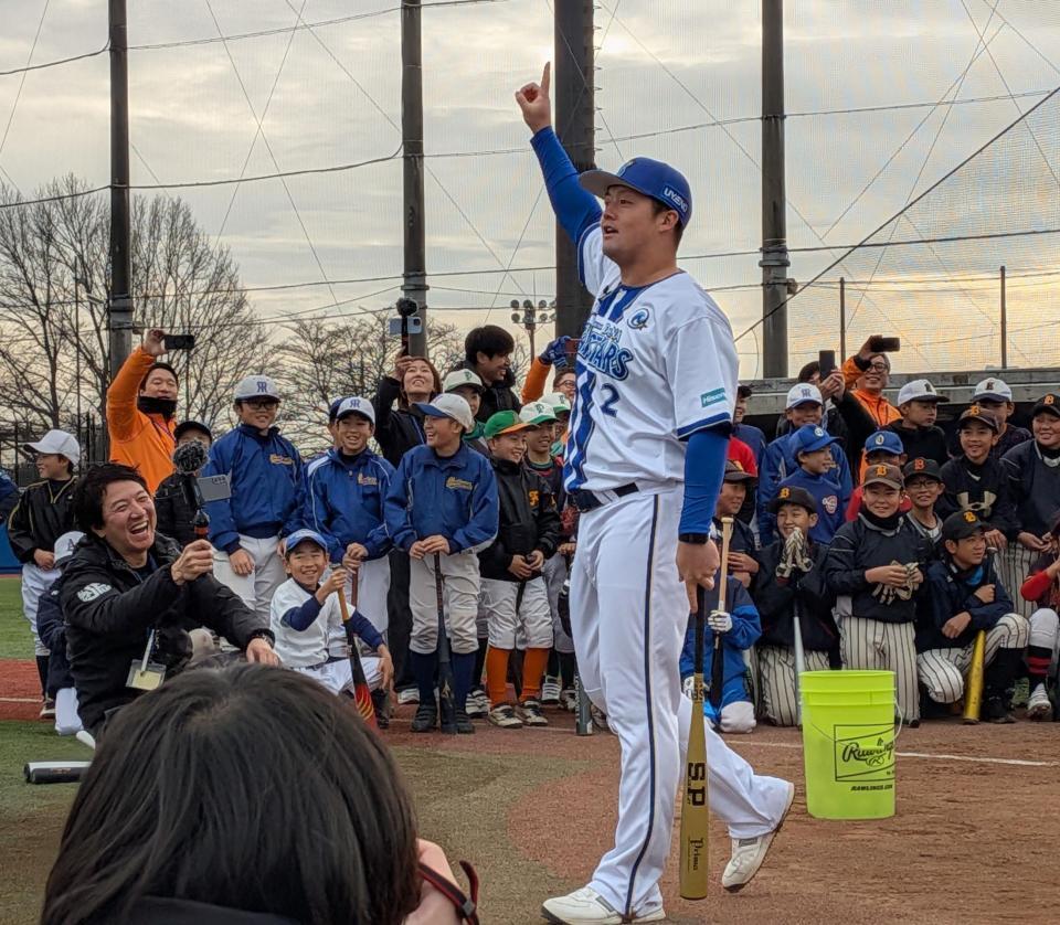 　子どもたちの前で行ったロングティーで柵越えを披露し、喜ぶ牧