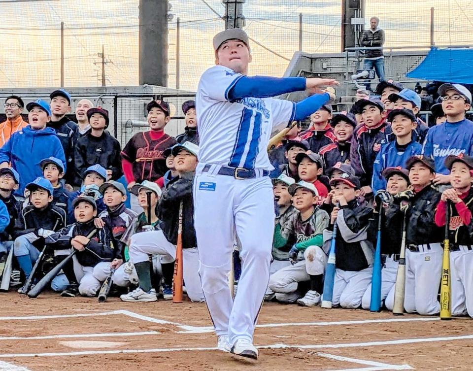 　子どもたちに打撃を披露する牧（撮影・福岡香奈）