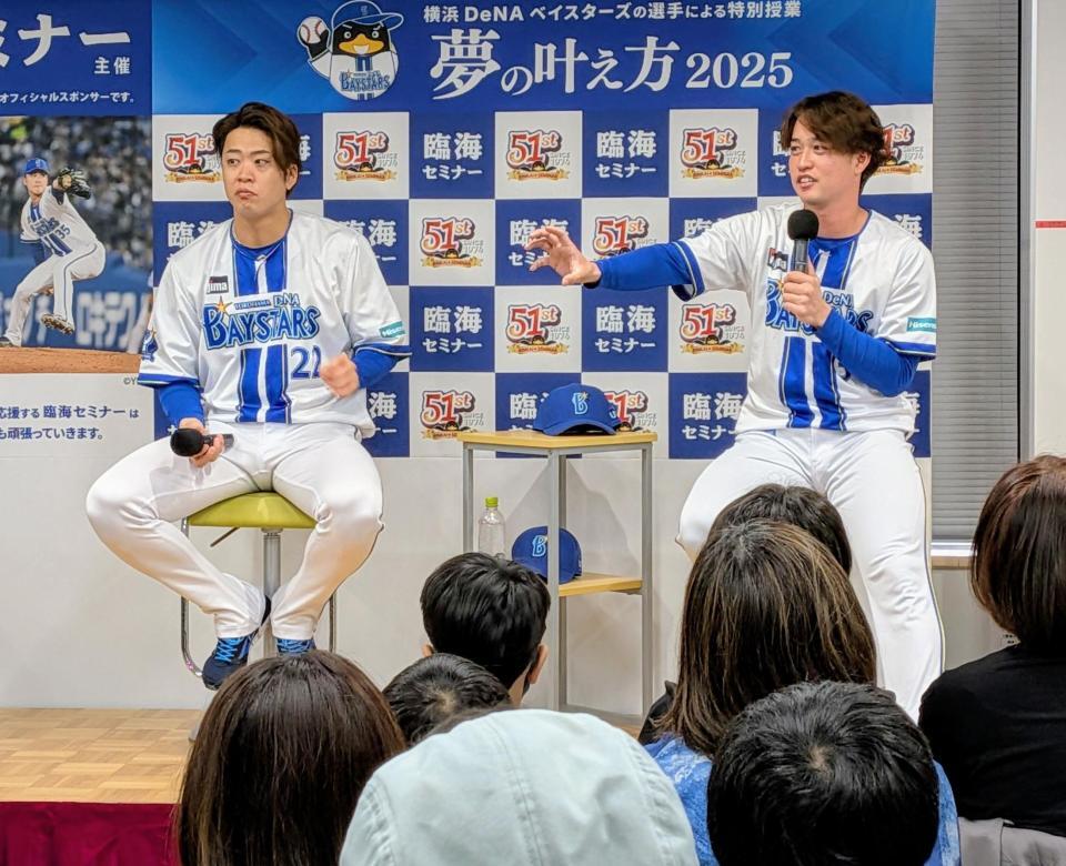 　受験生らにトークする橋本（右）と入江