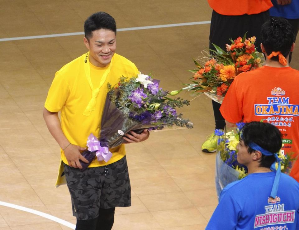 　ファン交流イベントで花束を贈られた楽天・則本（左）