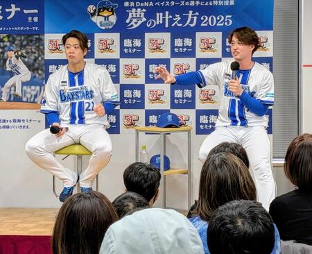 　受験生らにトークする橋本（右）と入江