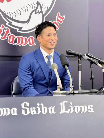 　入団会見を行った桑原