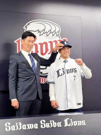 　入団会見を行った桑原（右）、左は広池球団本部長