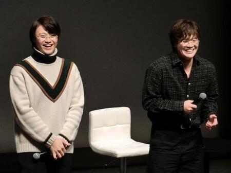 　おそろいのメガネをかけ、トークショーで笑顔を見せる伏見（右）と山崎