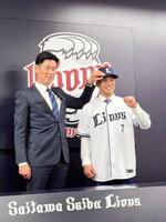 　入団会見を行った桑原（右）、左は広池球団本部長