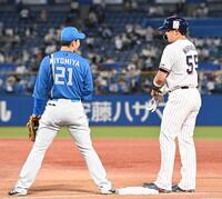 　日本ハム・清宮幸太郎（左）とヤクルト時代の村上宗隆