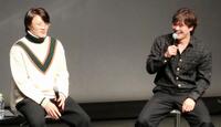 　トークショーで軽妙なやりとりを披露する伏見（右）と山崎