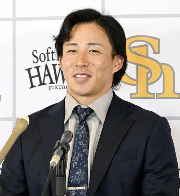 　契約更改し、記者会見する野村