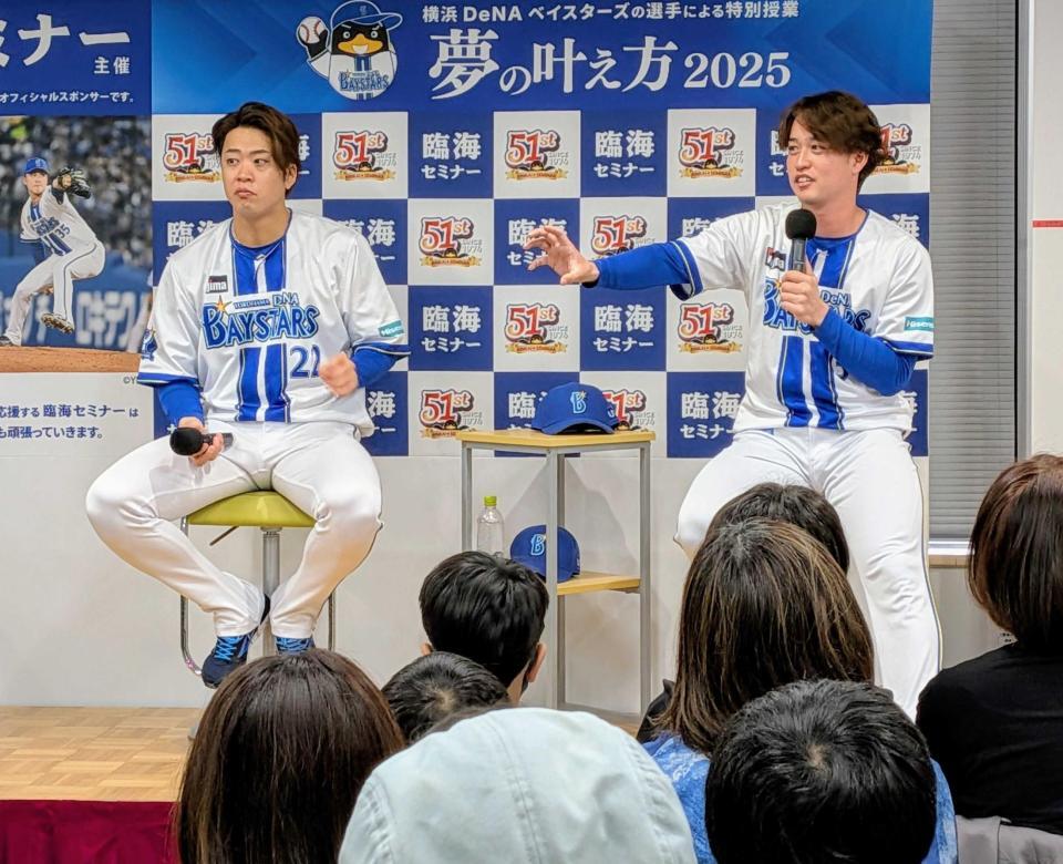 　受験生らにトークする橋本（右）と入江