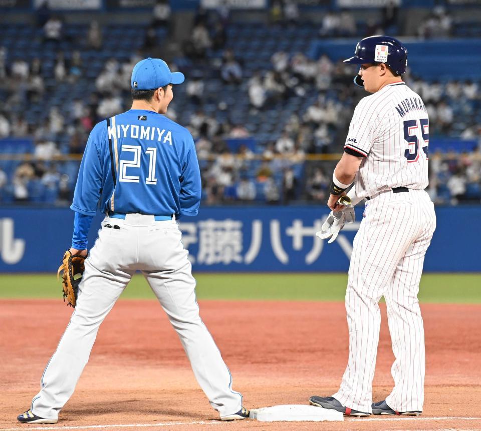 　日本ハム・清宮幸太郎（左）とヤクルト時代の村上宗隆