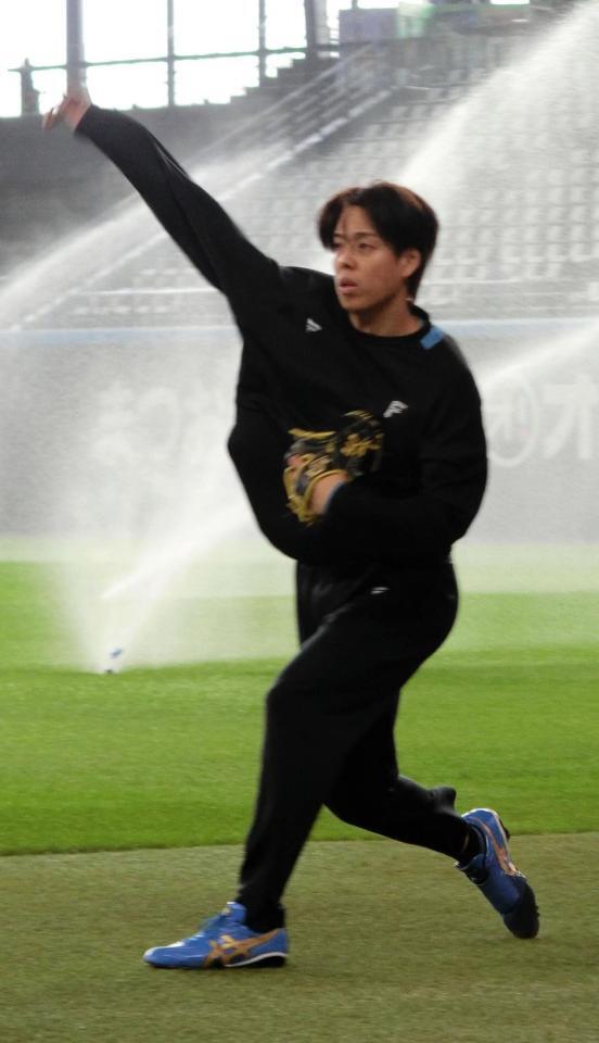 キャッチボールをする日本ハム・杉浦