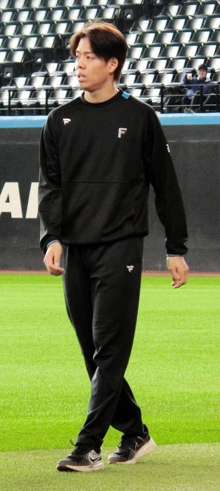 自主練習をする日本ハム・杉浦