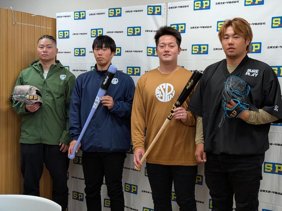 　バットを手にする牧（右から２人目）。左から中日・近藤、ヤクルト・古賀、右端はＤｅＮＡ・堀岡