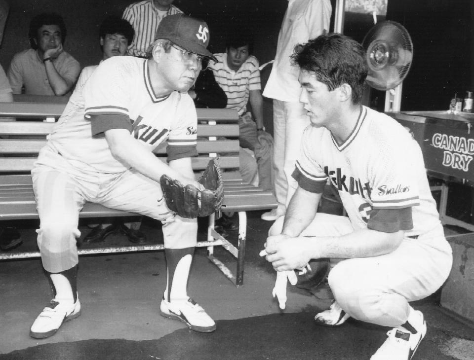 　野村克也監督からアドバイスを受けるヤクルト・長嶋一茂（右）＝１９９１（平成３）年