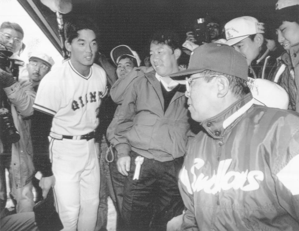 　巨人に移籍した長嶋一茂（左）は、古巣のヤクルト・野村克也監督にあいさつ＝１９９３（平成５）年