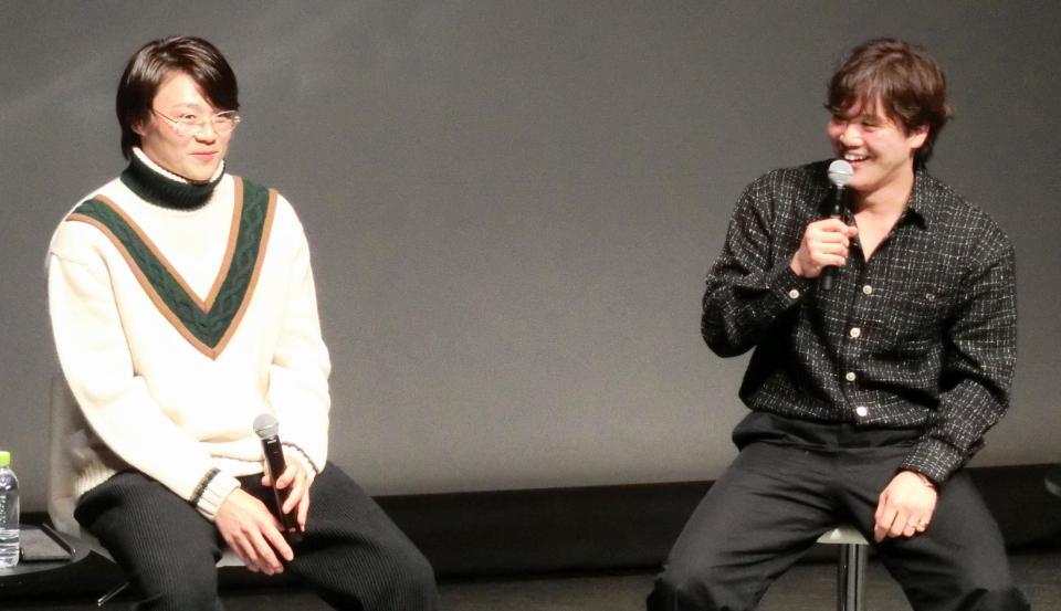 　トークショーで軽妙なやりとりを披露する伏見（右）と山崎
