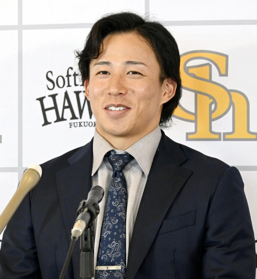 　契約更改し、記者会見する野村