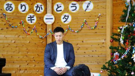 柳田、施設に９０万円寄付　子どもたちと交流