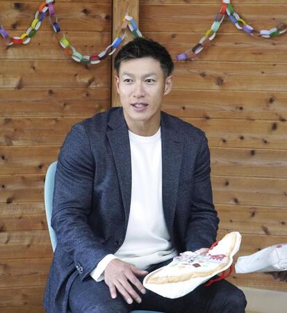 　福岡市内の施設を訪問し、子どもたちにプレゼントを贈ったソフトバンクの柳田