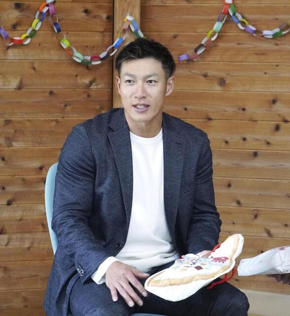 　福岡市内の施設を訪問し、子どもたちにプレゼントを贈ったソフトバンクの柳田