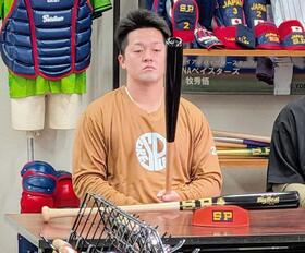 　新たなモデルのバットを手にする牧