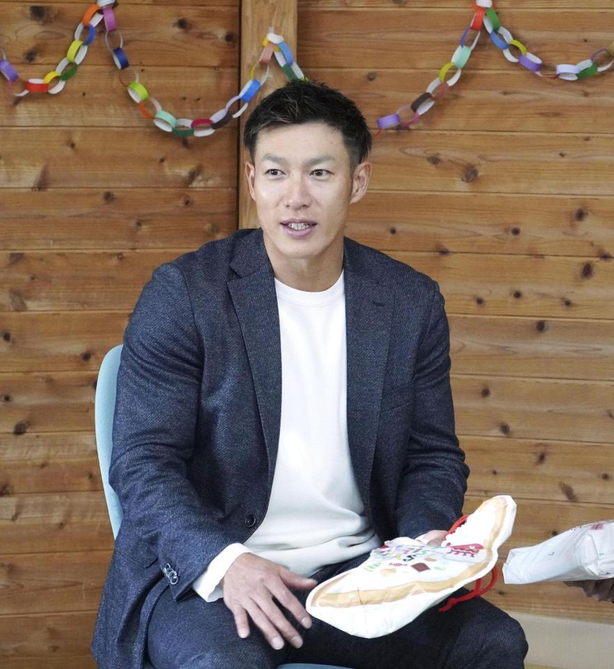 　福岡市内の施設を訪問し、子どもたちにプレゼントを贈ったソフトバンクの柳田