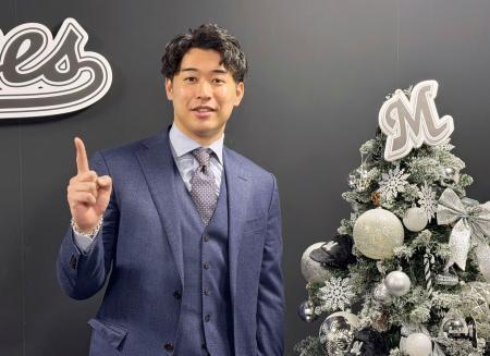 　契約交渉を終え、ポーズをとるロッテ・種市＝２４日、ＺＯＺＯマリン