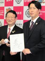 　館林市役所を訪問した皆川。左は多田館林市長